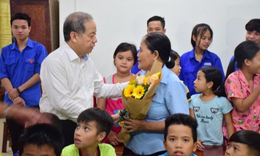 Chủ tịch tỉnh Thừa Thiên Huế thăm giáo viên lớp học tình thương