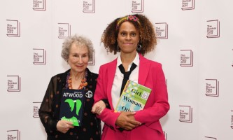Man Booker 2019 phá lệ, chia đôi giải thưởng cho hai nữ nhà văn